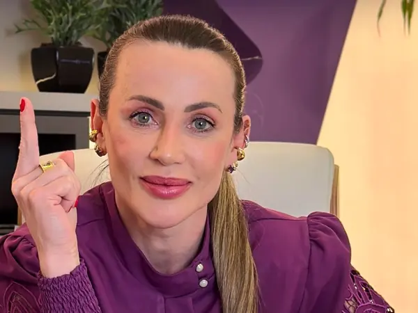 Dra. Sulingue explicando, sentada à mesa