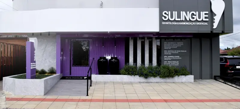 Fachada da clínica Sulingue, com o letreiro e a porta roxa