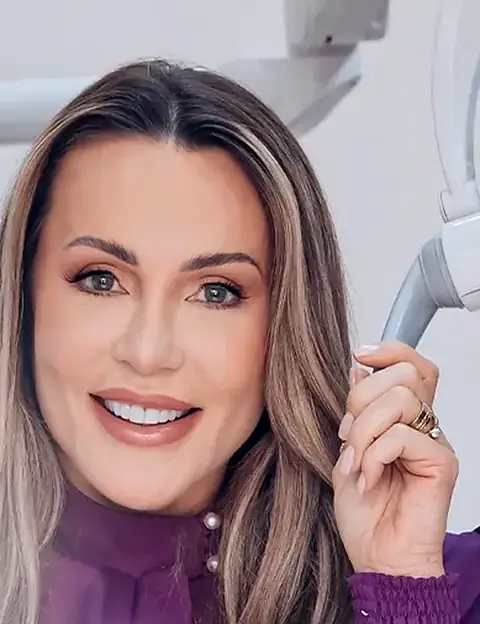 Dra. Sulingue sorrindo no consultório